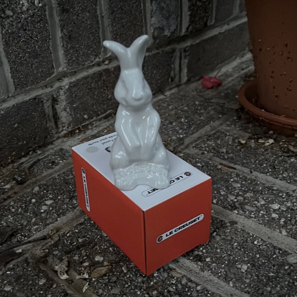NWT Le Creuset Pie Bunny in Vapeur